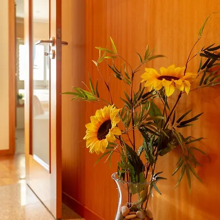 Francos Relaxing By The Metro Lägenhet