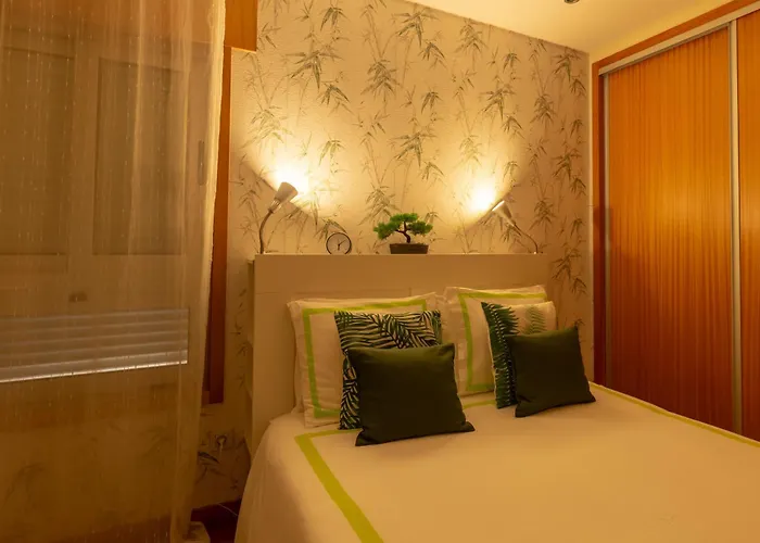 Francos Relaxing By The Metro * Porto