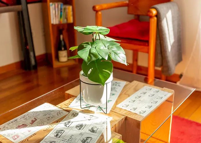 Francos Relaxing By The Metro פורטו