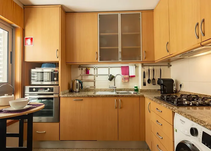 Francos Relaxing By The Metro * 포르투