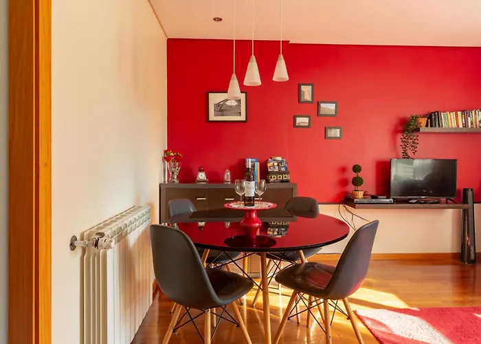 Francos Relaxing By The Metro 포르투