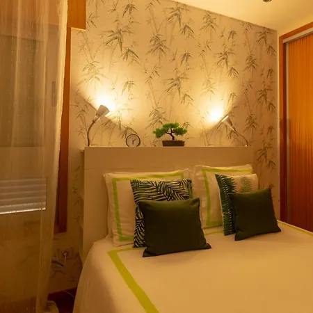 Francos Relaxing By The Metro * Porto