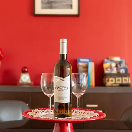 Daire Francos Relaxing By The Metro Porto