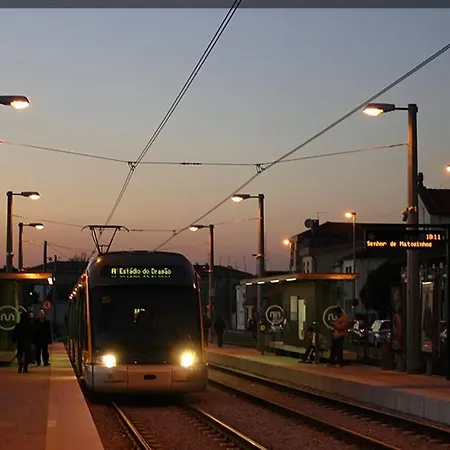 Francos Relaxing By The Metro Daire Porto