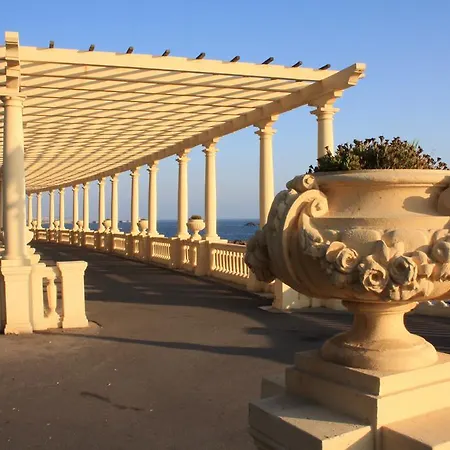 Francos Relaxing By The Metro * Porto