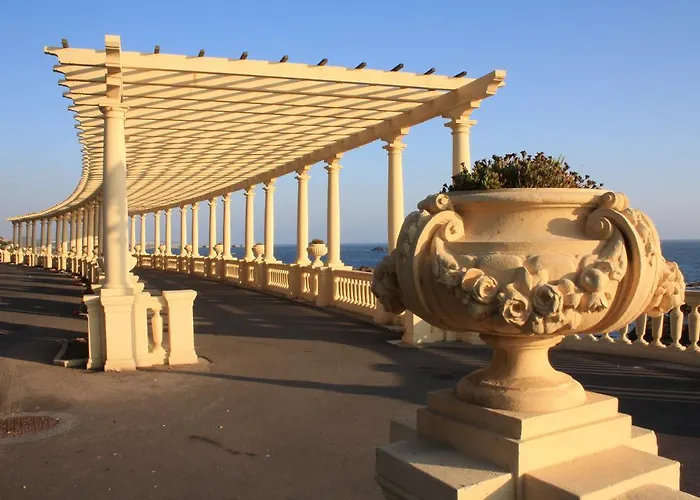 Francos Relaxing By The Metro * Porto